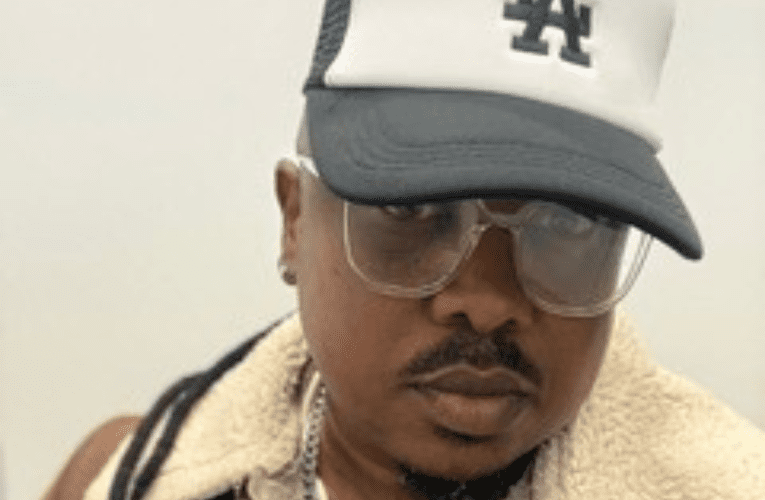 Umdansi wodumo usewumdwebi wezitsha nemihlobiso kwesikhumbuzo