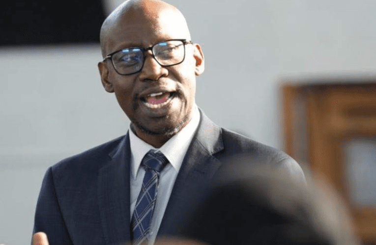 Ingcweti yokuhlela iSabelomali ezweni izibeka phansi izintambo