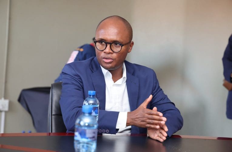 Uhoxisiwe umthethosivivinyo ngobuchwepheshe obusamuntu