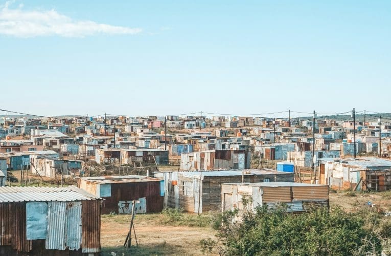 Isinqumo sikahulumeni sokonga imali siklinya abantu abahluphekayo, kuloba uJabulani Sikhakhane